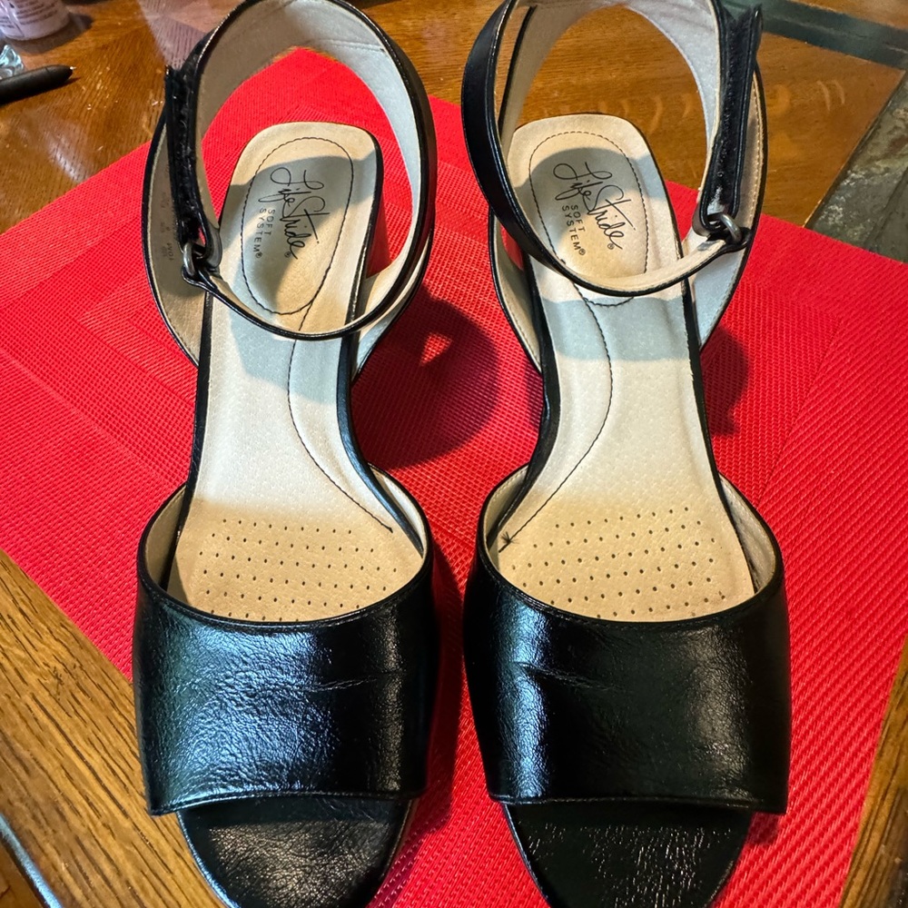 Used - Women’s Life Stride Black Soft System Sandals Size 10.